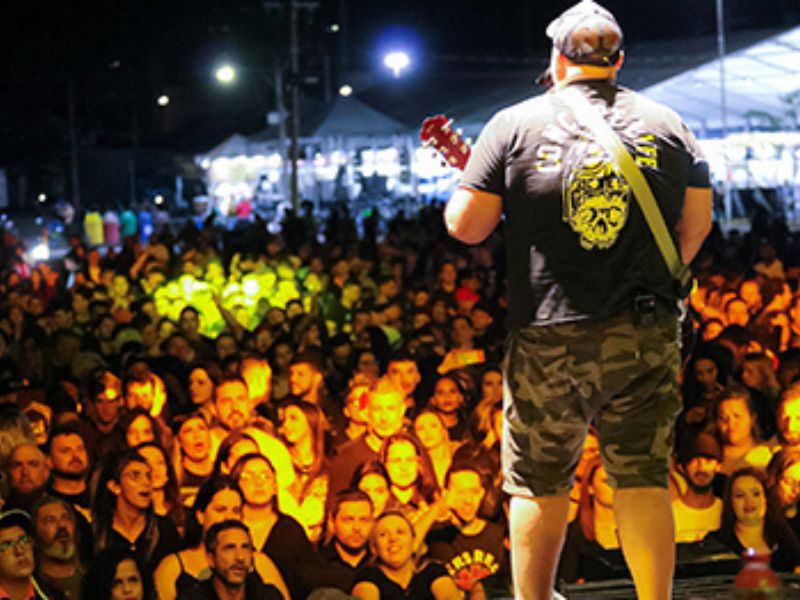 Imagem JPG, Rock de Raimundos e show de acrobacias marcaram a primeira noite do Barretos Motorcycles