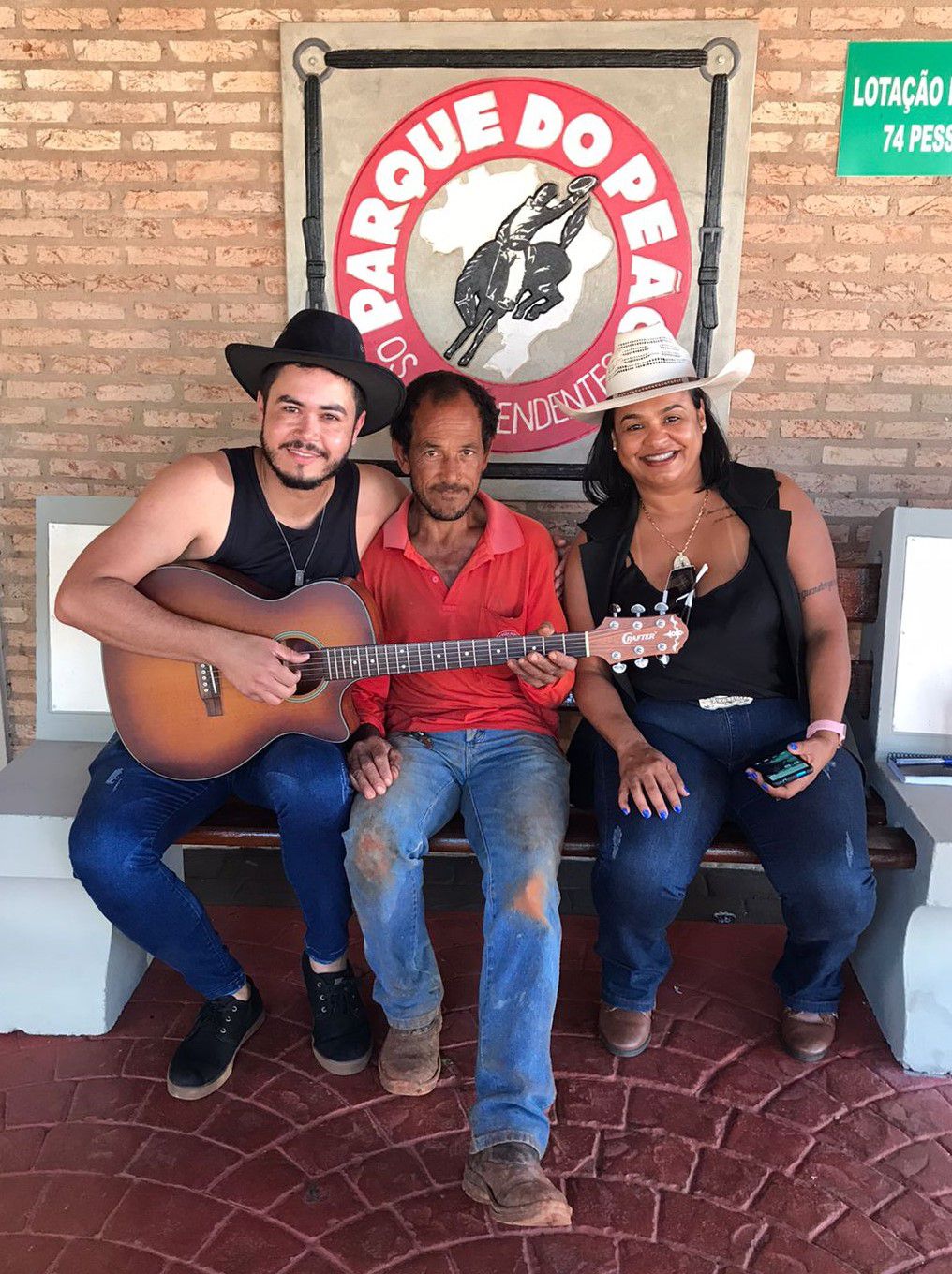 Imagem JPG, Cantor recupera violão esquecido em frente ao Parque do Peão