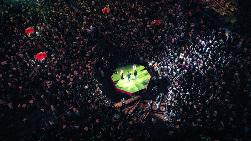 No meio da arena foi montado um palco picadeiro, os artistas poderão ficar ainda mais perto do público  (Divulgação)