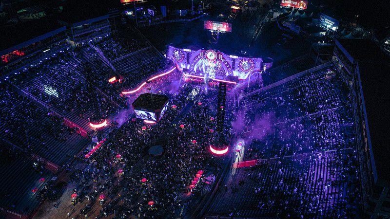 O Jumbotron está com uma melhor resolução e conta com pelo menos 400 painéis de led divididos em quatro lados  (Divulgação)