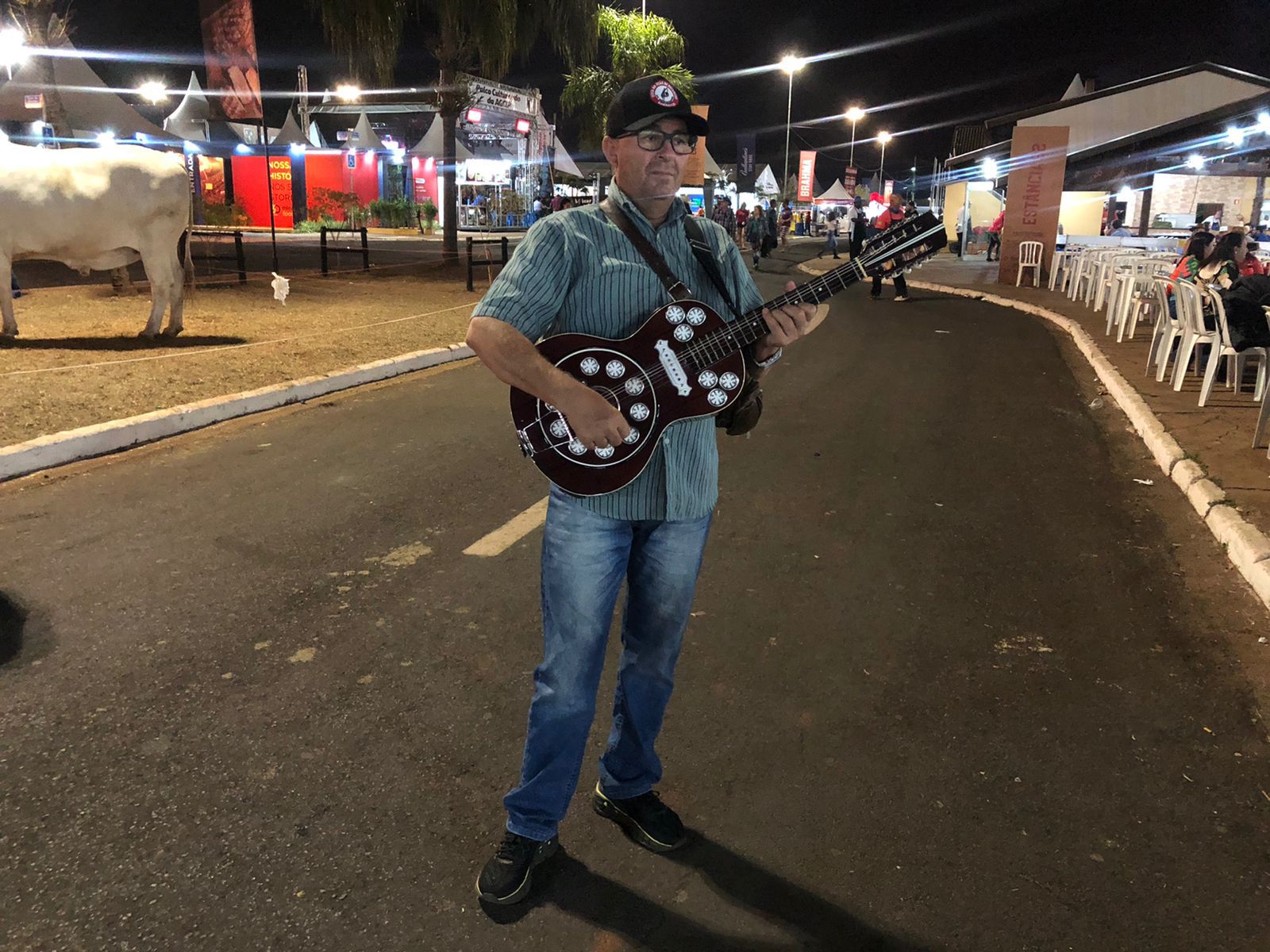 Imagem JPG, Artistas de rua chamam atenção na feira comercial e gastronômica do ‘Barretão’