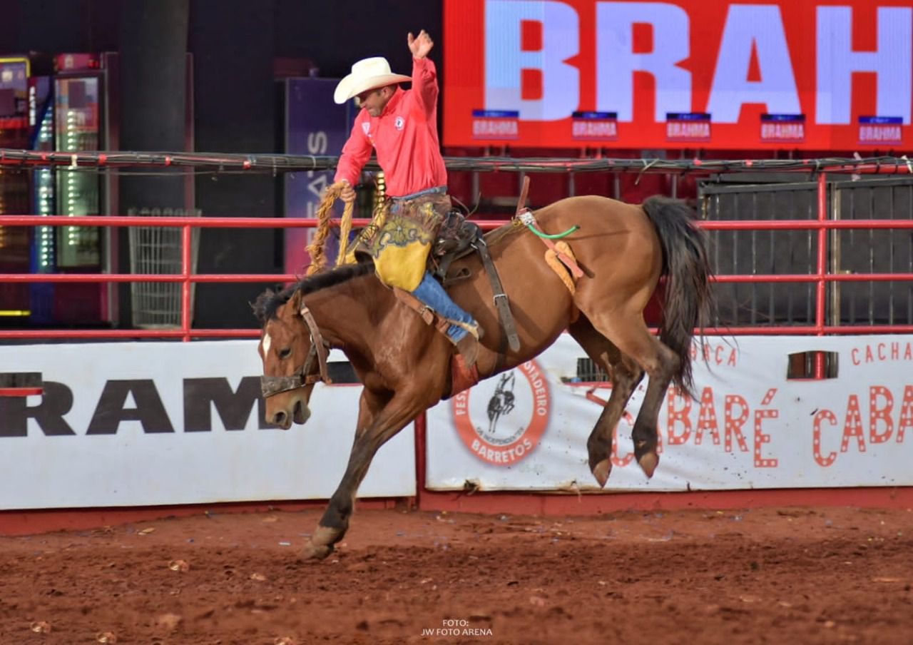 Imagem JPG, Armando Losnake vence a segunda noite de montarias na Sela Americana