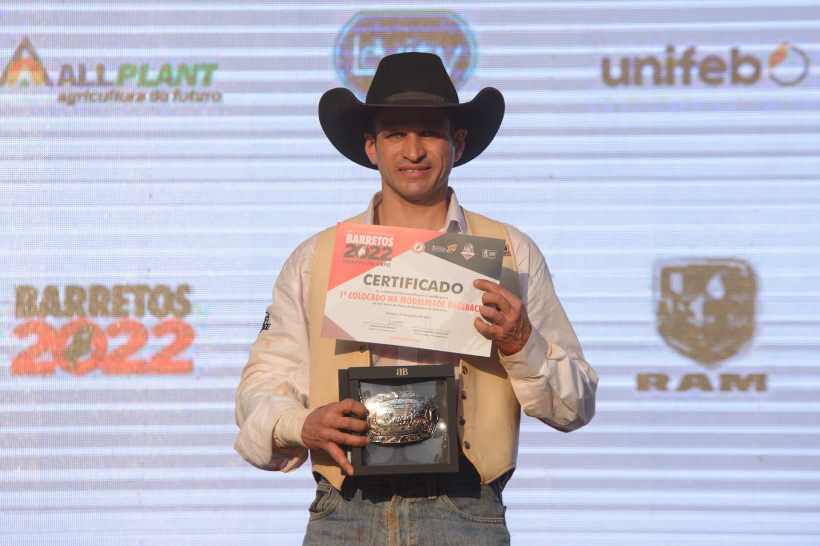 Imagem JPG, Após sete tentativas, Carlos Menini é campeão do Bareback do Rodeio de Barretos