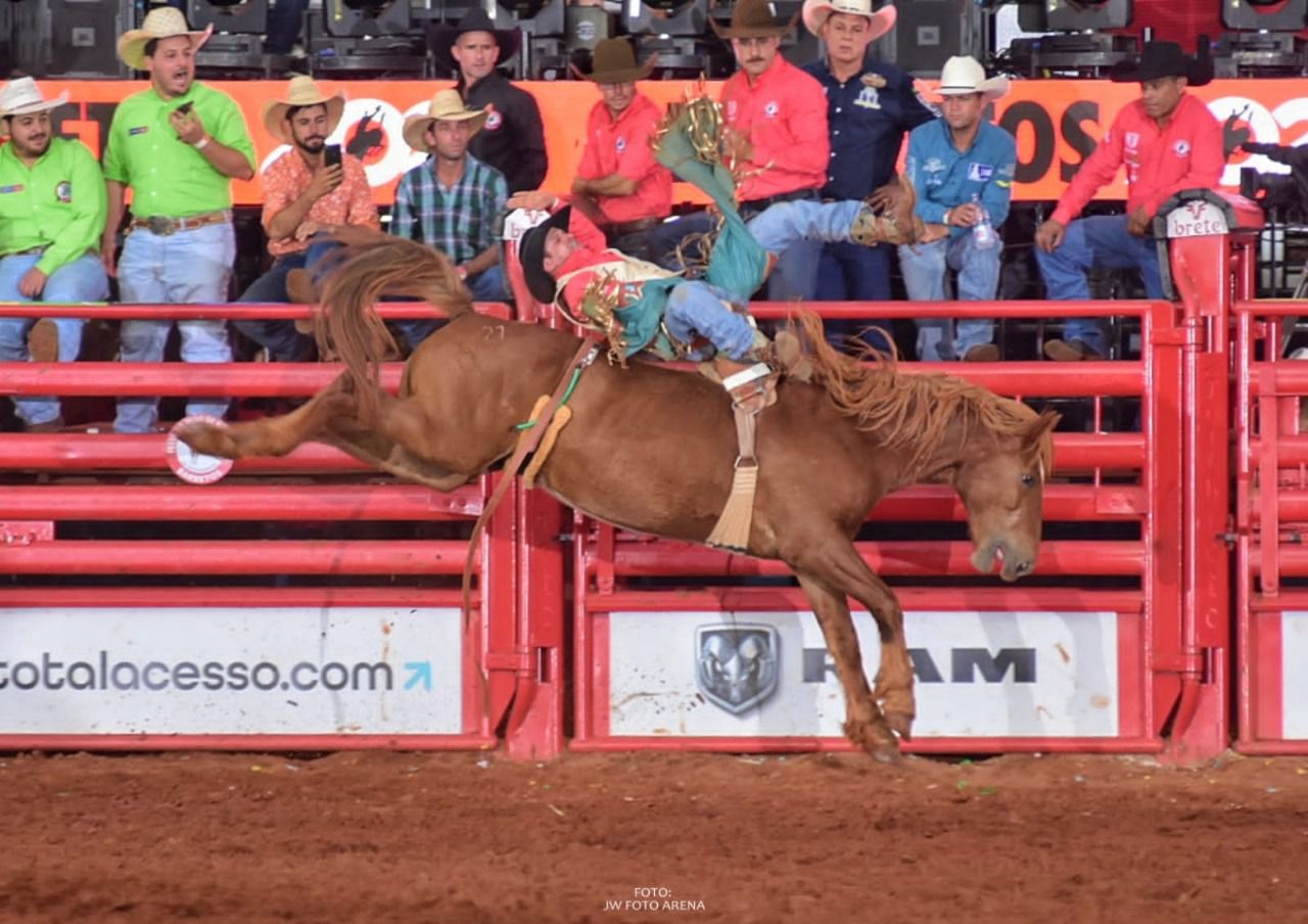 Imagem JPG, Competidor de Pompeia é melhor da noite no Bareback