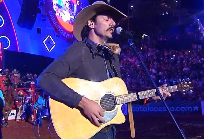 Imagem JPG, ‘Tibério’, de Pantanal, toca viola no meio da arena de Barretos