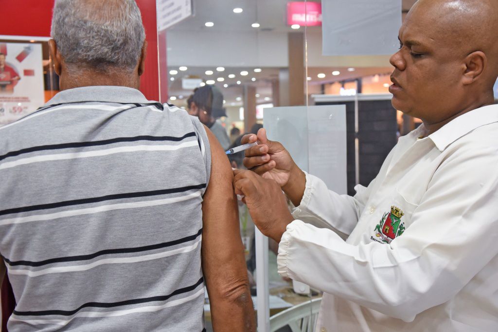 Imagem JPG, Saúde aplica mais de 340 doses em 'Vacinaço'