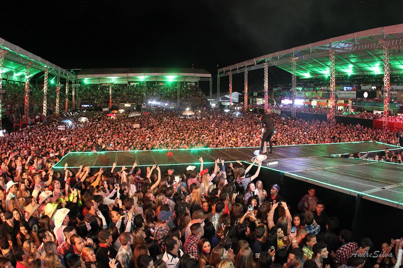 Imagem JPG, Apesar do frio e da chuva, público lota o Recinto no segundo dia de Country Bulls