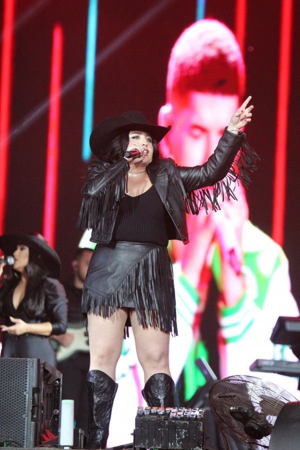 Cearense Mari Fernandez completou o trio de apresentações da primeira noite da festa  (Janaina Cardoso)