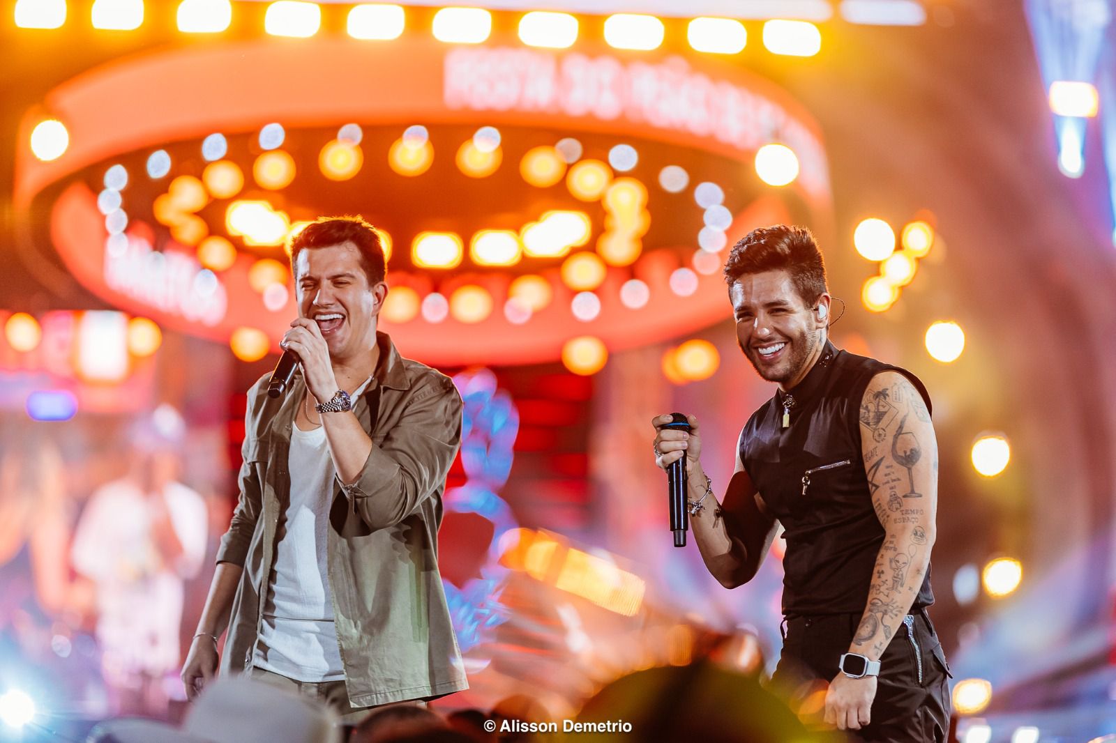 Imagem JPG, Shows de sábado impactam público com irreverência, tendo Luan Santana cantando no telhado do palco Estádio