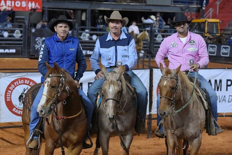 Trio formado por Iris de Lima (Iturama/MG), Neto Biasoto (Espírito Santo do Pinhal/SP) e Evando Soldi (Taquaritinga/SP) garantiram na soma 11 o primeira lugar da noite (André Monteiro)