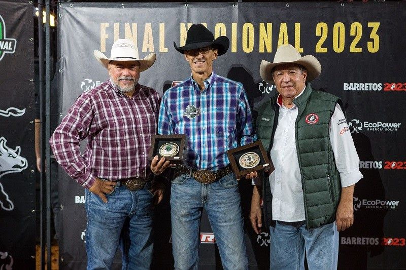 Premiado o tropeiro, Guto Paglione, dono do touro Praiano, que foi escolhido o touro do ano e da etapa de Barretos (Alberto Gonzaga)