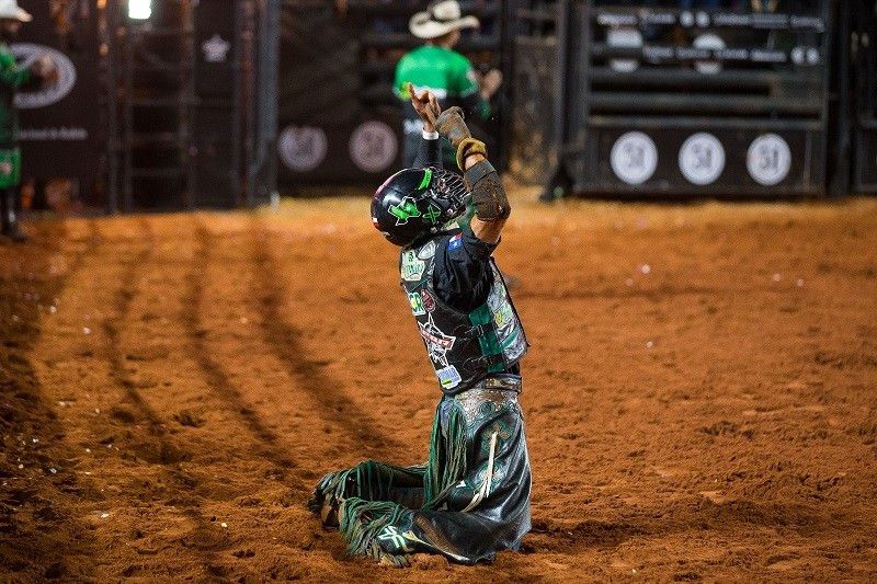 'Furacão goiano' agradecendo a conquista do título de campeão brasileiro da PBR (Alberto Gonzaga)