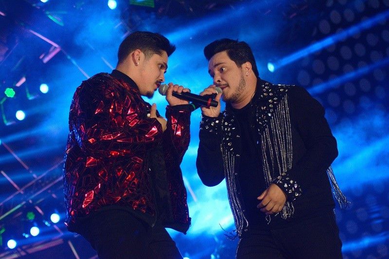 Kaique & Felipe fizeram o público cantar clássicos sertanejos no Palco Amanhecer (Thais Ministro)