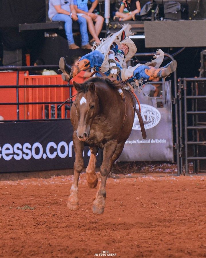 Gustavo Ribeiro montando a égua Paloma, da companhia de rodeios Pro Horse (JW Foto Arena)