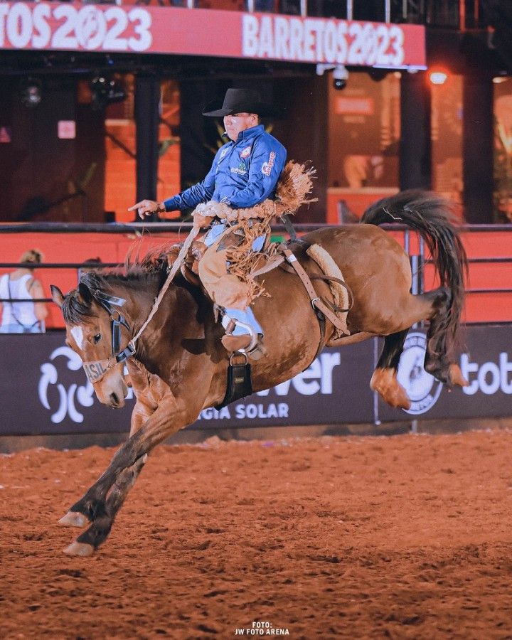 Leandro Baldissera montando o animal Tupã da companhia Pro Horse (JW Foto Arena)