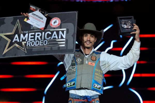 Imagem JPG, Campeão 2023: Warley Oliveira de Aparecida do Taboado conquista Rodeio Internacional