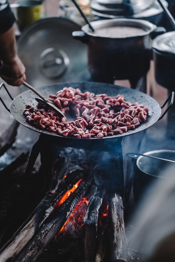 O tradicional prato da Queima do Alho, além de porções e bebidas diversas, estarão à venda no Espaço Raiz (Divulgação)