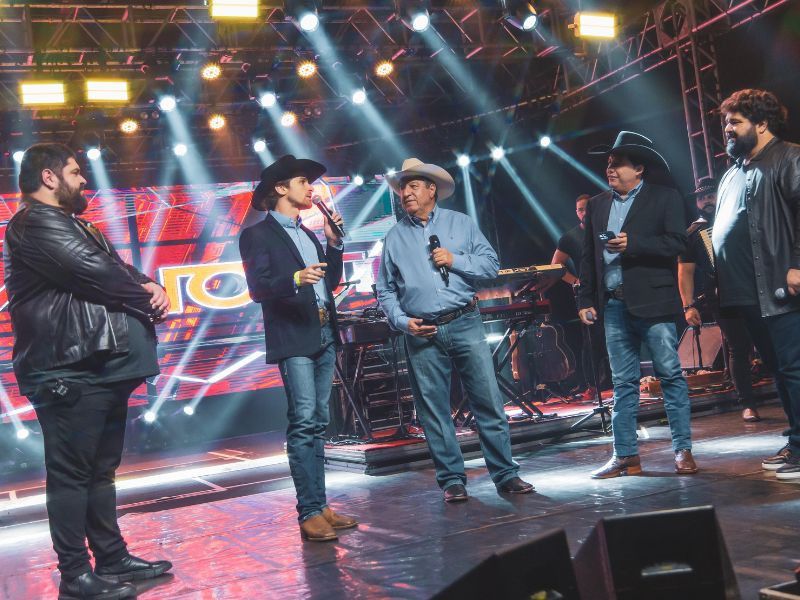 Pedro Muzeti, diretor cultural da Festa,, anuncia o show extra de César Menotti & Fabiano (Divulgação)