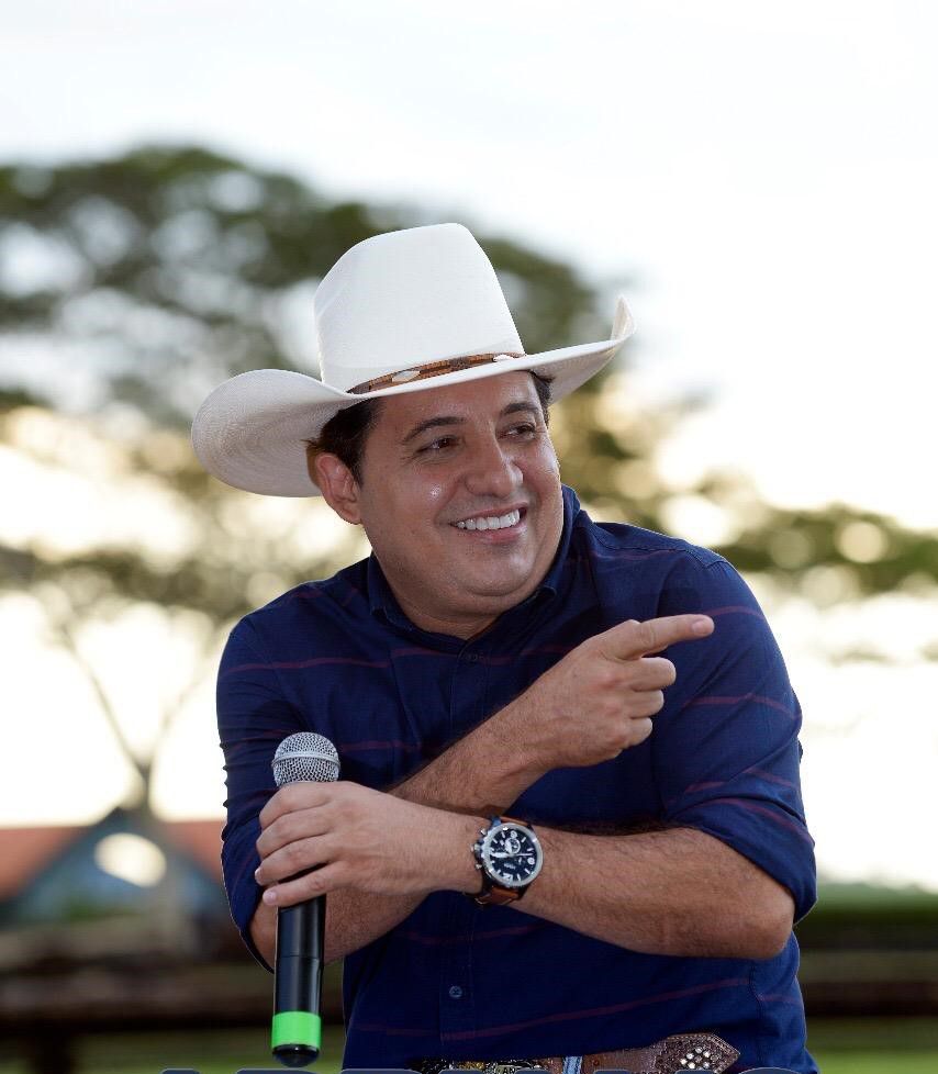 Imagem JPG, Narrador de rodeios Adriano do Vale celebra 30 anos de carreira com documentário inédito