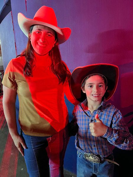 Imagem JPG, Fã é surpreendido ao subir ao palco com Luan Pereira