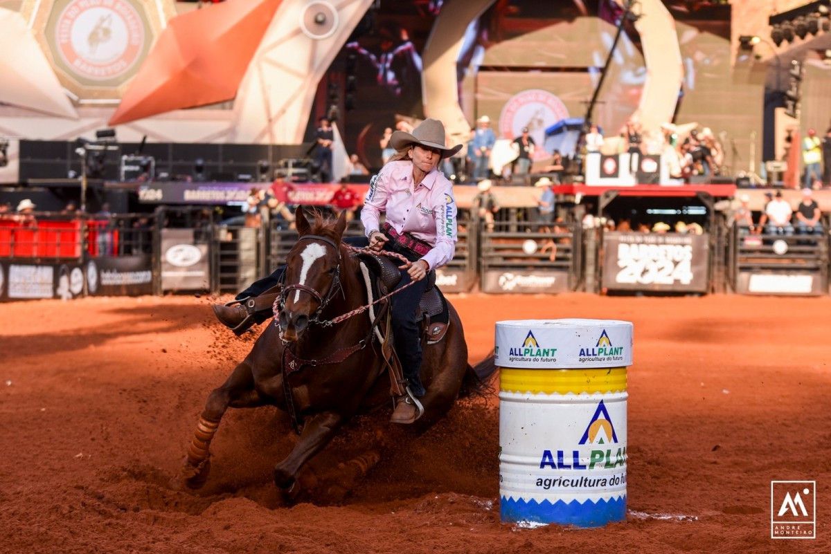 A amazona Ana Carolina Laurini Cardozo, de Araraquara/SP, conquistou o bicampeonato da Super Copa Barretos de Três Tambores (André Monteiro)