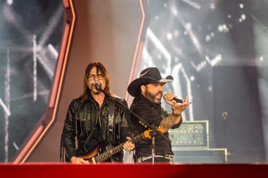 Com repertório que incluiu músicas românticas e modões sertanejos, dupla embalou plateia na arena do parque do peão (Thais Ministro)