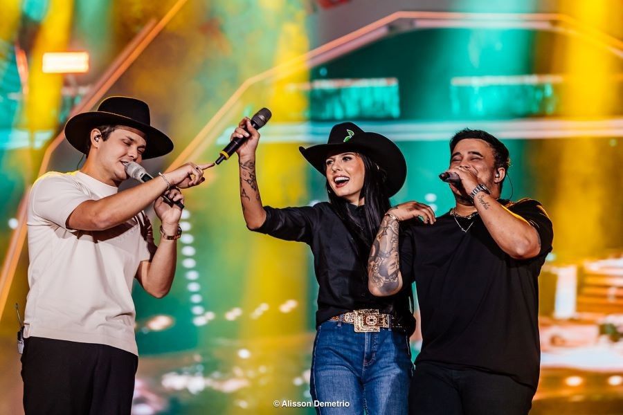 Matheus e Kauan recebem Ana Castela no palco para participação especial (Alisson Demetrio)