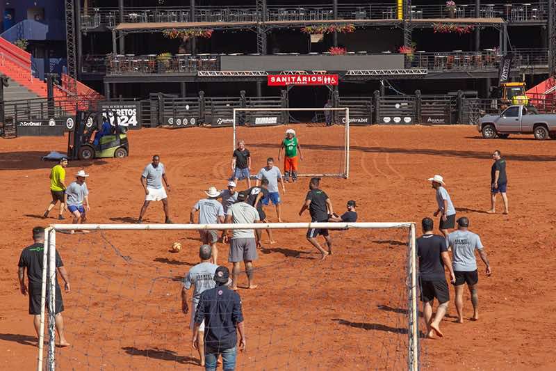 Imagem JPG, Organização da Festa do Peão joga partida de futebol no Estádio de Rodeios