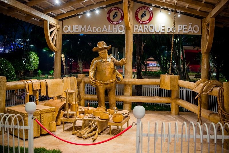 Imagem JPG, Monumento Viva a Festança! homenageia membro efetivo da Associação e Queima do Alho