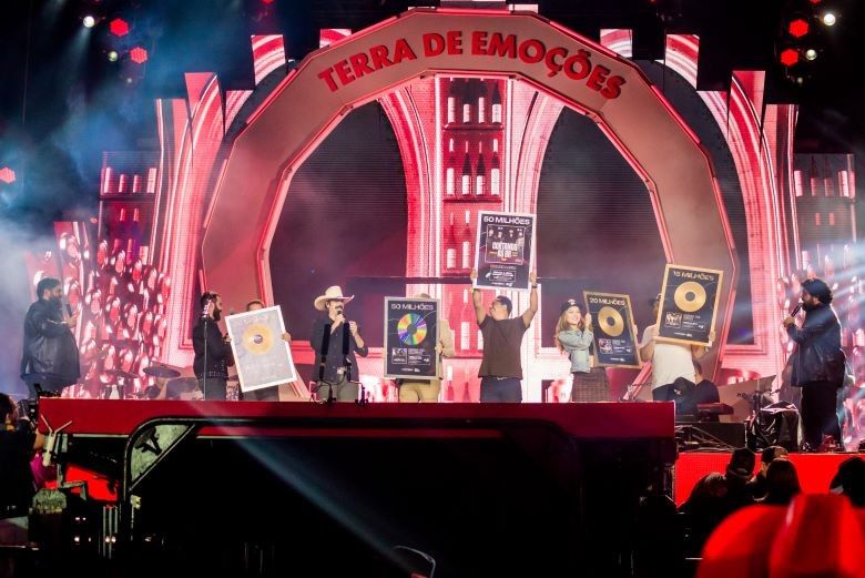 Dupla Fiduma e Jeca receberam disco de platina no palco (Thais Ministro)