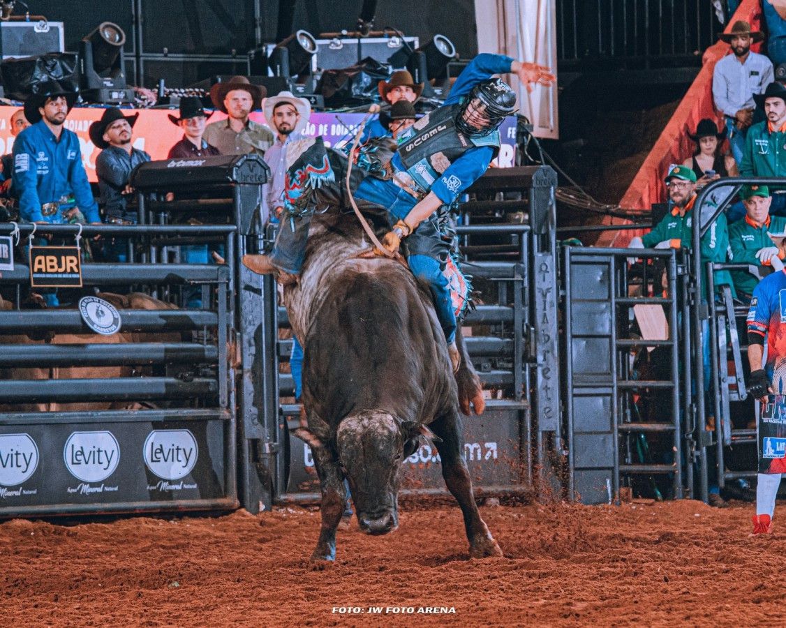 Kaique Campos durante montaria (JW Foto Arena)