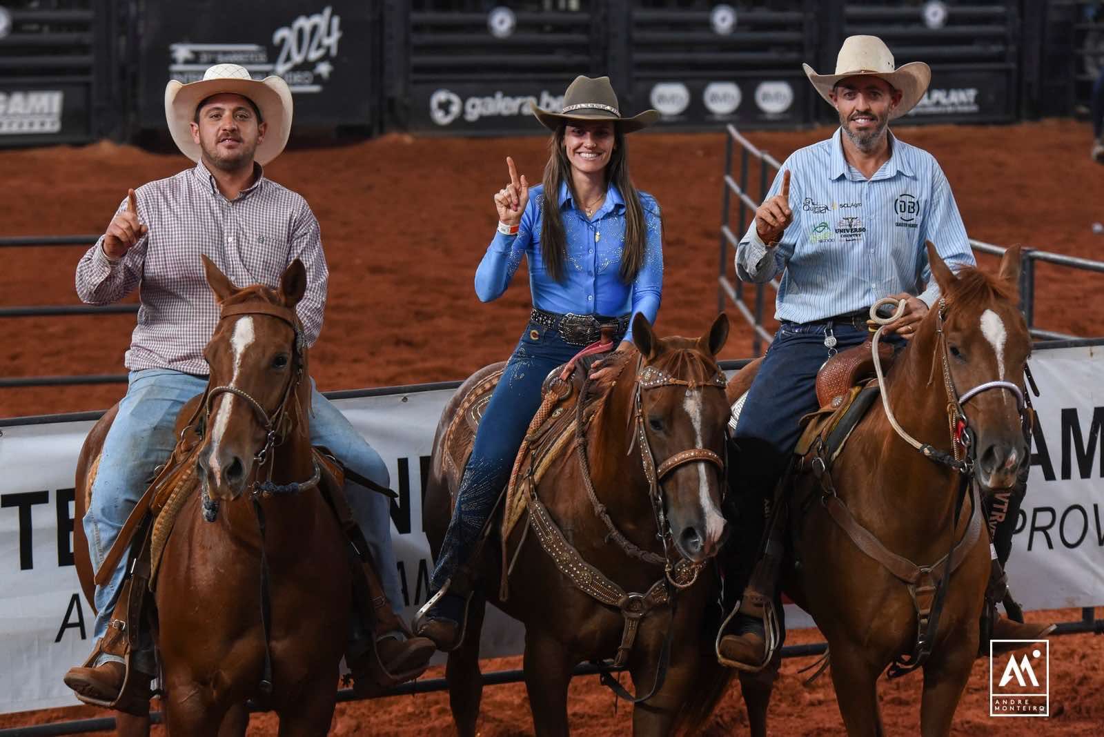 Imagem JPG, Trios conquistam vagas na primeira semifinal do Team Penning pelo International Rodeo  