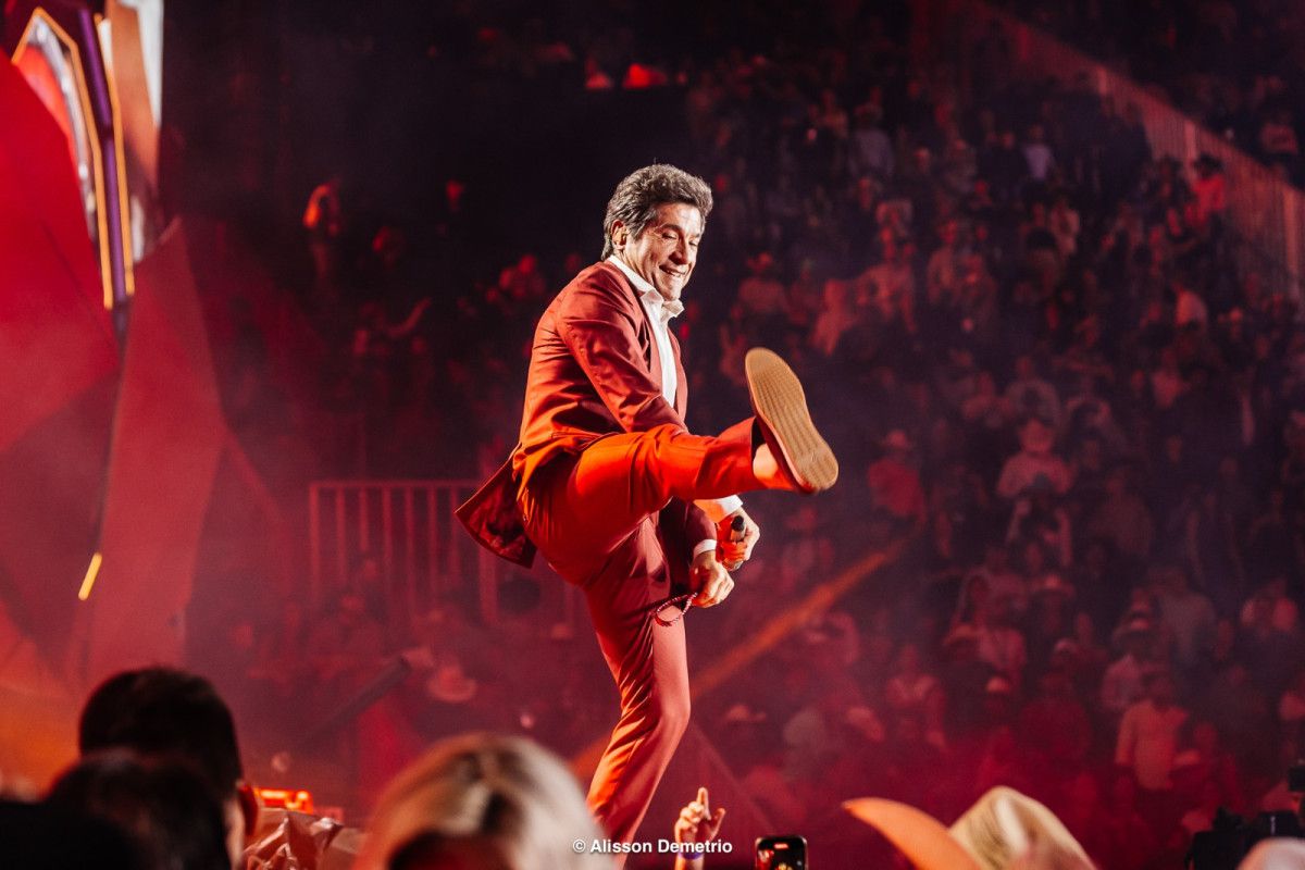 Cantor Daniel animou e dançou junto com o público (Alisson Demetrio)