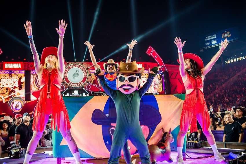 O DJ goiano Jiraya Uai, acompanhado dos seus dançarinos fantasiados, colocou todo o público para dançar em sua apresentação (Thais Ministro)