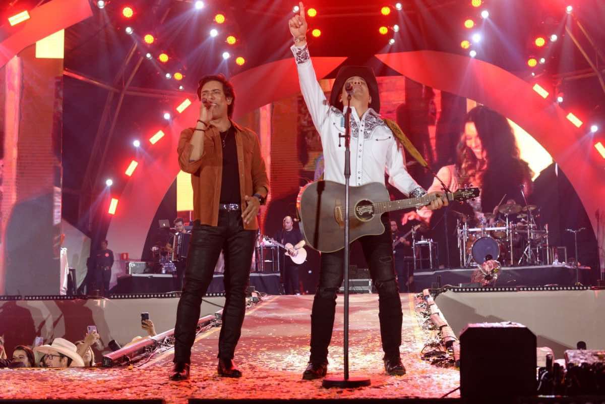 Guilherme & Santiago cantaram os principais sucessos da dupla durante show no Palco Amanhecer (Janaina Cardoso)