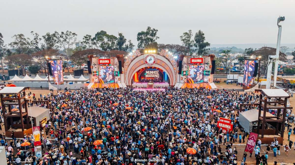 Público ficou até o amanhecer para acompanhar show de Munhoz & Mariano (Alisson Demetrio)