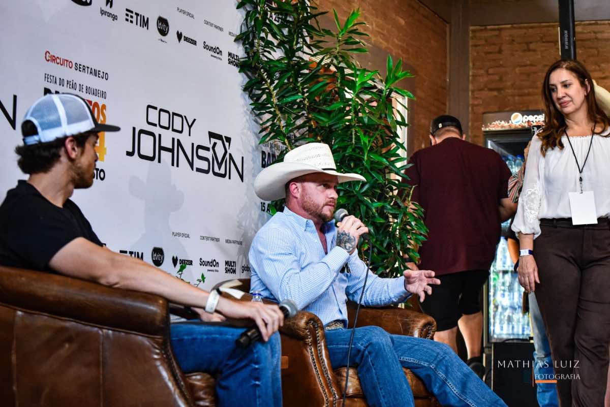 Pedro Muzeti - Diretor Cultural da Festa, Cody Johnson - atração internacional e Hanelora Amaral (Mathias Losonczi)