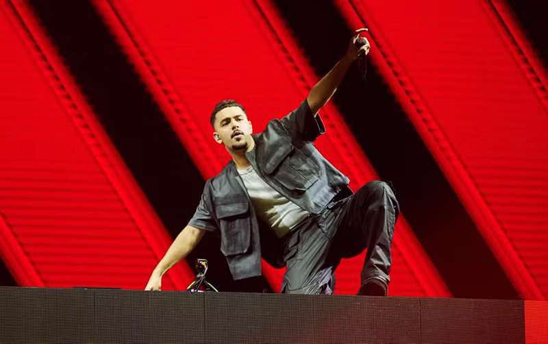 Imagem JPG, Pedro Sampaio homenageia Anderson Leonardo, do Molejo, durante show no rodeio de Ribeirão Preto, SP