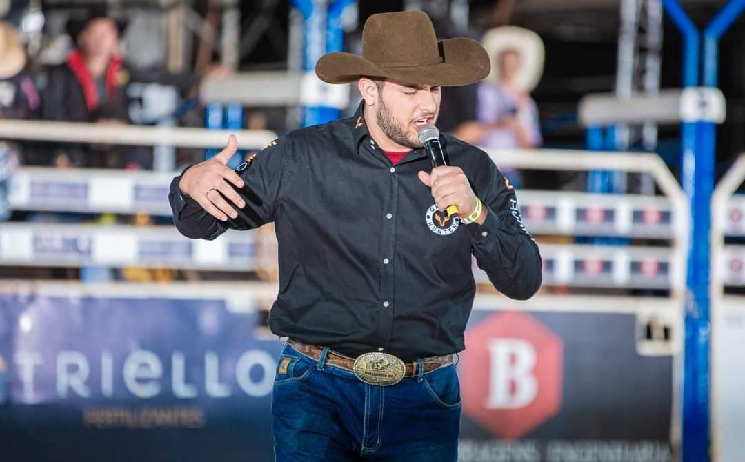 Rafael vai participar pela primeira vez da locução das montarias em touro do Ribeirão Rodeo Music ao lado do veterano Adriano do Vale (Arquivo Pessoal)