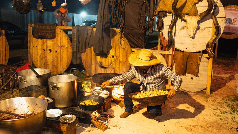 O recinto ainda contará com a tradicional Queima do Alho; prato típico será comercializado com outras porções e bebidas (Divulgação)