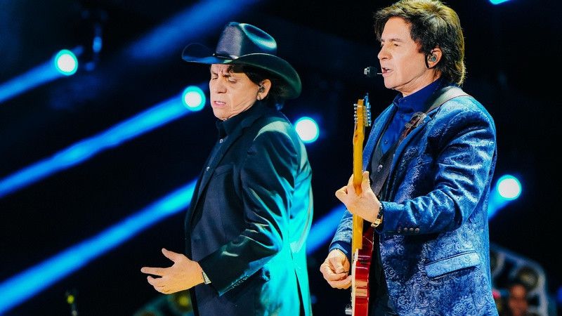 A dupla Chitãozinho & Xororó fez a primeira apresentação da noite no palco principal do RRM (Drone JC)