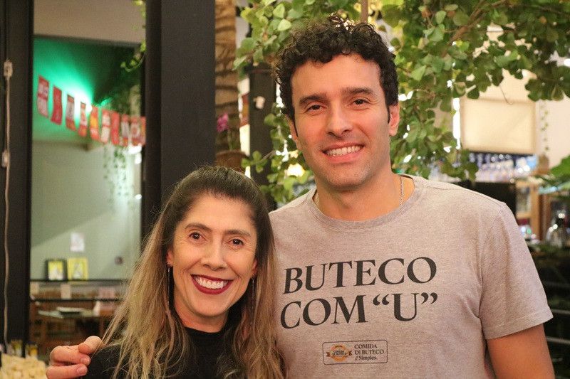 Daniela Bicalho, coordenador regional do Comida di Buteco, e Filipe Pereira (Divulgação)