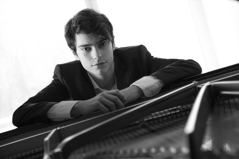 Tom Borrow (Michael Pavia)