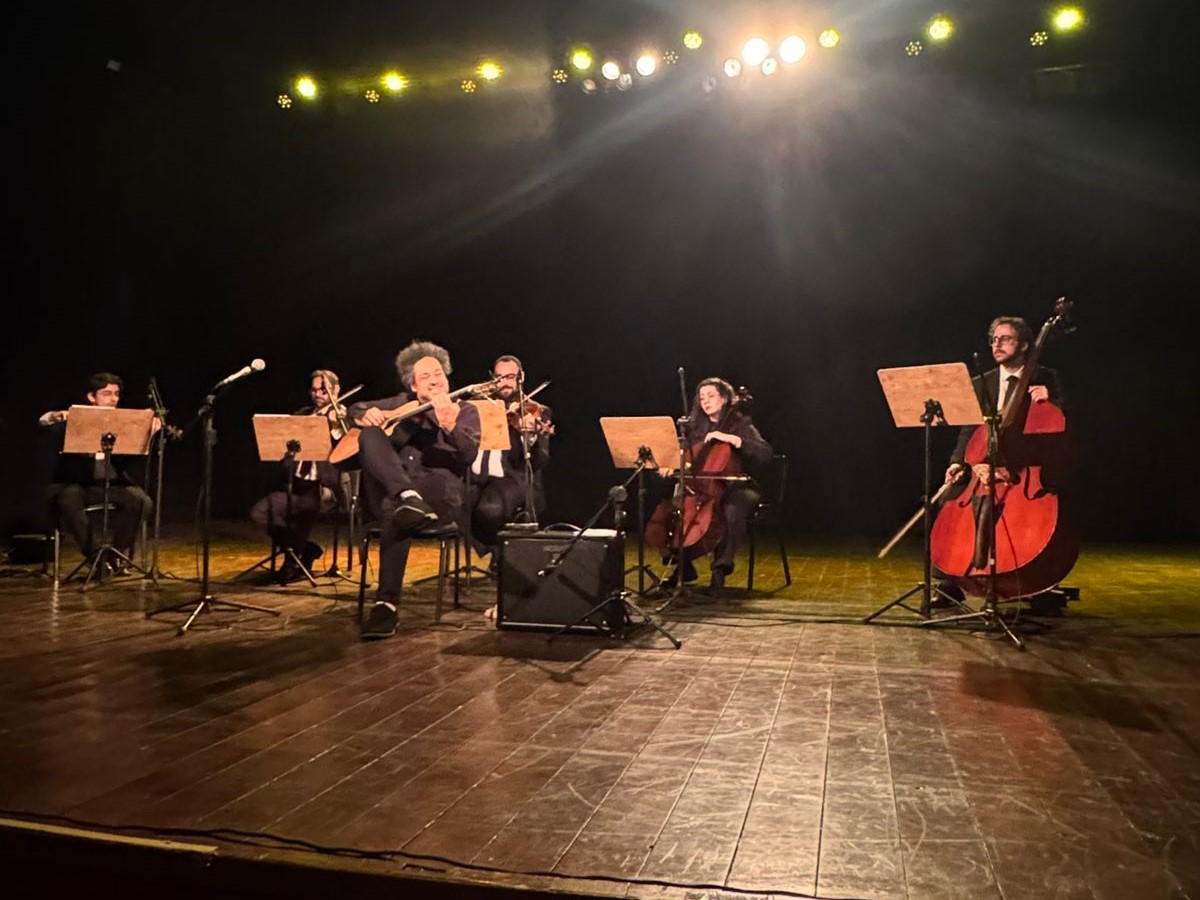 Imagem JPG, Violonista Diego Figueiredo agita público do Cine Barretos com espetáculo Raízes da MPB