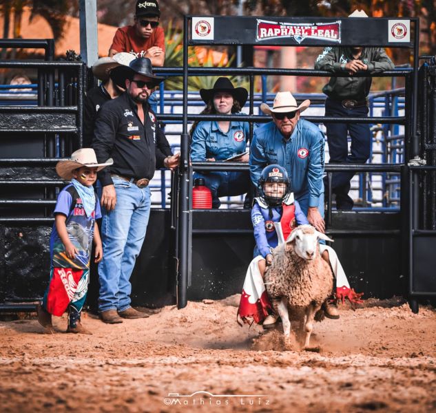 Imagem JPG, Segura peãozinho: montaria em carneiros diverte crianças no Rancho do Peãozinho em Barretos