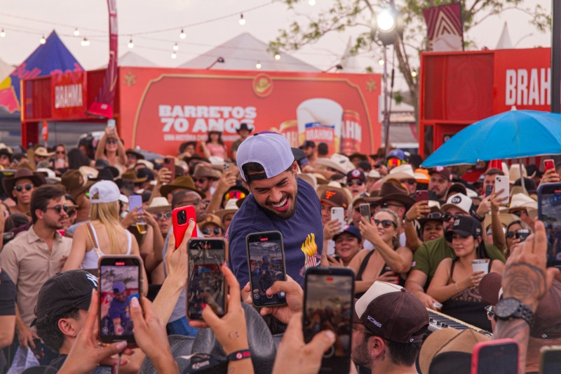Público foi ao delírio com o carisma do cantor Zé Felipe ()