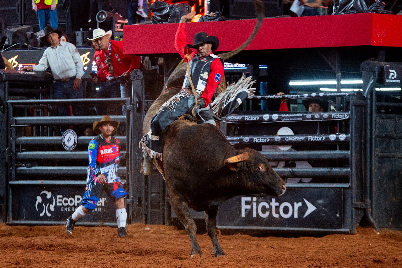 Imagem JPG, Mineiro de Cantagalo vence montarias na terceira noite do Barretos International Rodeo