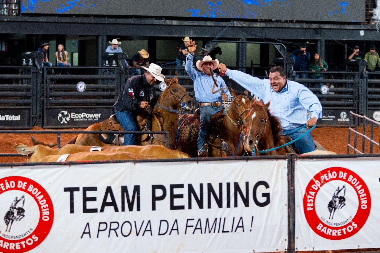 Imagem JPG, Trios se classificam para as finais do Team Penning