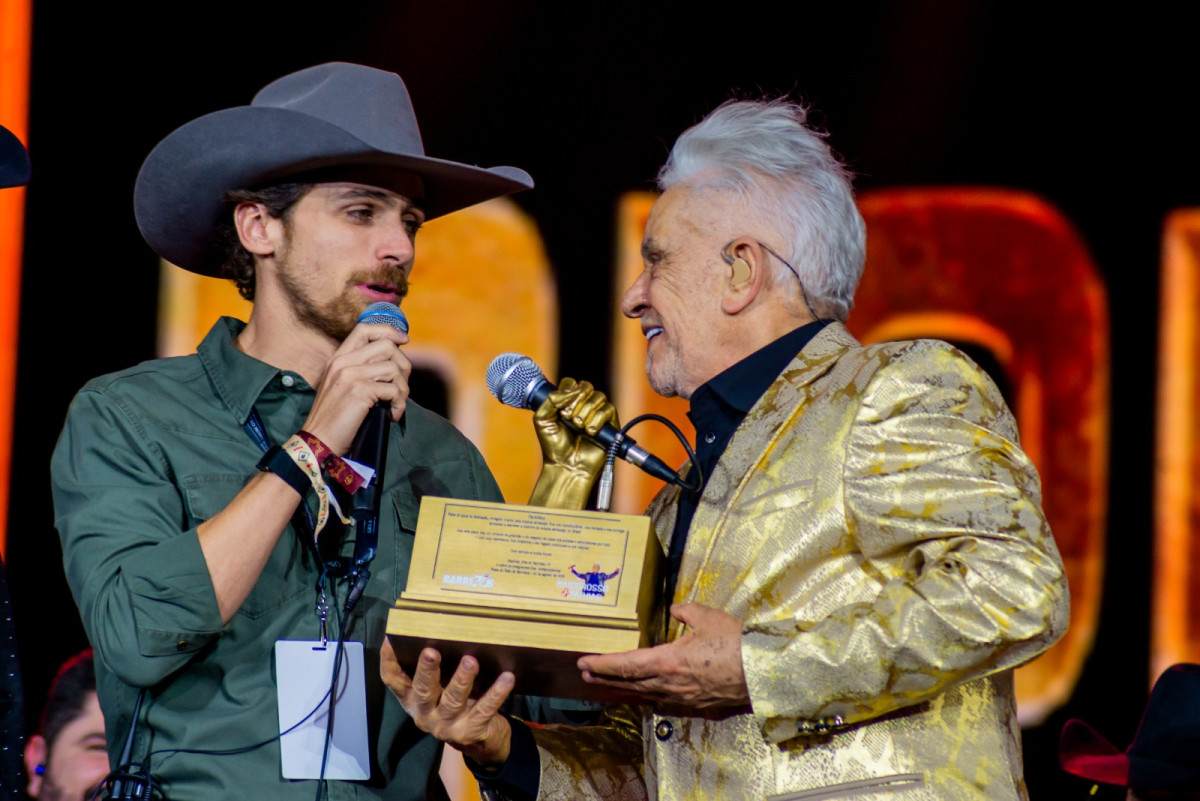 O diretor artístico da Festa do Peão de Barretos, Pedro Muzeti, subiu ao palco para homenagear Matogrosso & Mathias (Thais Ministro)