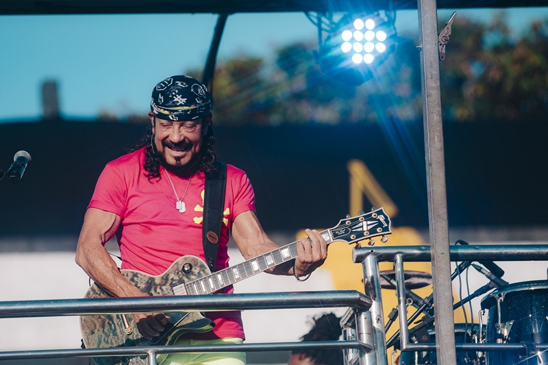 O cantor Bell Marques abriu a programação em cima do trio com os maiores sucessos de sua carreira (Richard Orlandini Filmes)